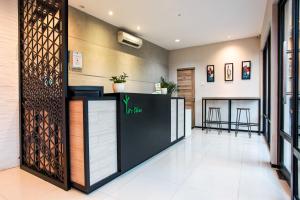 Dapur atau dapur kecil di LeGreen Suite Supomo