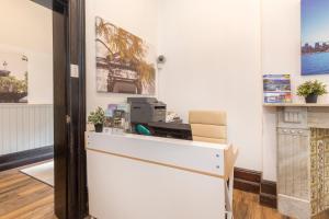 una oficina con un escritorio con una impresora en un mostrador en Dalziel Lodge en Sídney