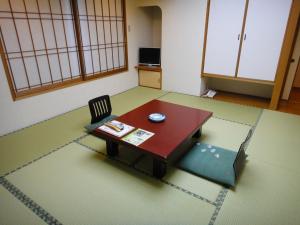 下呂市にある下呂温泉 木曽屋のテーブルと椅子