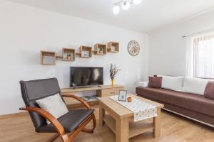 Gornji Vaganac的住宿－Apartment Ivan & Iva，客厅配有沙发和椅子