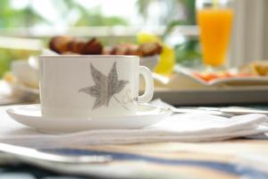 Una taza de café con una estrella sentada en una mesa. en Sunny Golf Tamatave, en Toamasina 2 fotos más