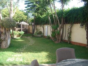 A garden outside VILLA SINGOLA -SOLE-LUNA-Casavilladusoleil