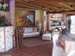 A seating area at VILLA SINGOLA -SOLE-LUNA-Casavilladusoleil