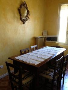 a dining room with a table with chairs and a mirror at B&B Margherita in Desenzano del Garda