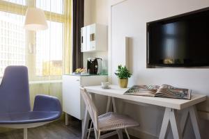 TV a/nebo společenská místnost v ubytování Hotel Indigo Berlin – Ku’damm by IHG