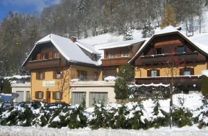 ein großes Gebäude mit Schnee darüber in der Unterkunft Pension Bräuhaus in Bad Kleinkirchheim