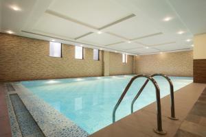 una gran piscina en un edificio con en Ramada by Wyndham Islamabad, en Islamabad