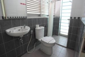 Koupelna v ubytování LeGreen Suite Tebet