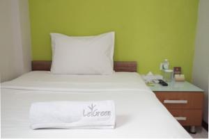 Postel nebo postele na pokoji v ubytování LeGreen Suite Tebet