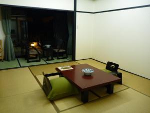 下呂市にある下呂温泉 木曽屋のリビングルーム(テーブル、緑の椅子付)