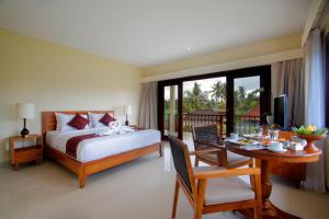 una camera con letto e tavolo con sala da pranzo di DLobong Suite Ubud ad Ubud