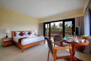 Postel nebo postele na pokoji v ubytování DLobong Suites Ubud