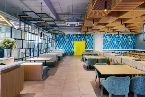 Restaurace v ubytování YELLO Hotel Paskal Bandung