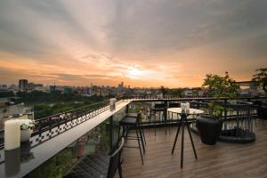 Rõdu või terrass majutusasutuses La Nueva Boutique Hotel Hanoi & Spa