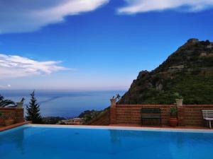 una piscina con vistas a la montaña en Villa Branco en Taormina