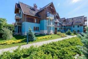 szereg domów w parku w obiekcie APARTAMENTY MIERZEJA - WILLA TURKUSOWA, Kąty Rybackie w Kątach Rybackich