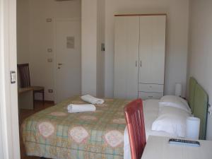 A bed or beds in a room at Petit Hotel