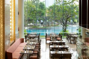 Bazén v ubytování Hotel Santika Premiere Slipi Jakarta nebo v jeho okolí