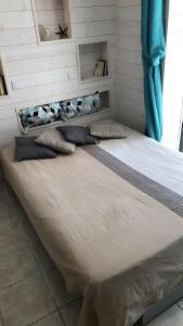 サン・シル・シュル・メールにあるLes lecques Turquoiseの大型ベッド(枕付)が備わる客室です。