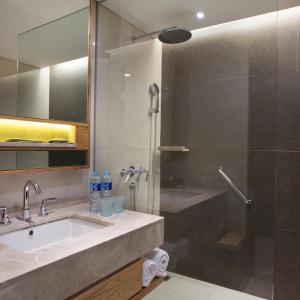 Koupelna v ubytování Hotel Santika Premiere Slipi Jakarta