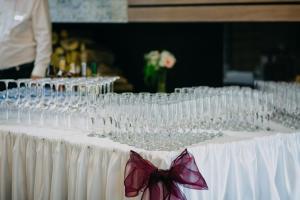 una mesa con copas de vino en ella con un arco en Hotel Leva - Vratsa, en Vratsa