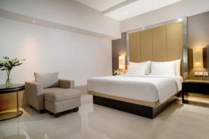 Postel nebo postele na pokoji v ubytování Hotel Santika Premiere Slipi Jakarta