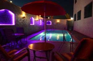 Bazén v ubytování Larsa Hotel nebo v jeho okolí