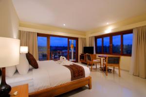 una camera con letto, tavolo e sedie di DLobong Suite Ubud ad Ubud