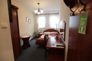 Giường trong phòng chung tại Hotel Kaukaska