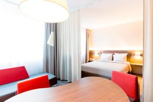 Voodi või voodid majutusasutuse Novotel Suites Genève Aéroport toas