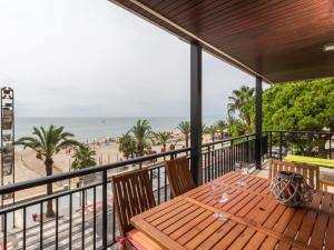 サロウにあるApartamento La Pazのバルコニー(テーブル、椅子付)、