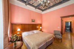 מיטה או מיטות בחדר ב-Hotel Cerny Slon