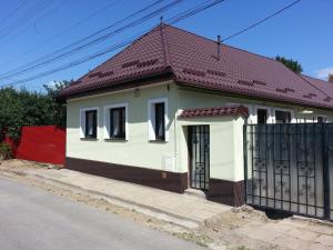 ein kleines weißes Haus mit rotem Dach in der Unterkunft Aterman Apartment's in Şinca Veche