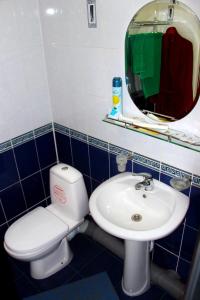 Nyagan'にあるKedr Hotelのバスルーム(トイレ、洗面台、鏡付)