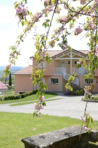 a house with pink flowers in front of it at Aux 4 Saisons in Tabre