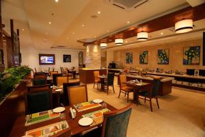 Televiisor ja/või meelelahutuskeskus majutusasutuses Lemon Tree Hotel Coimbatore