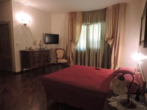 アヴェトラーナにあるVilla Degli Uliviのベッドルーム(ベッド1台、デスク、テレビ付)