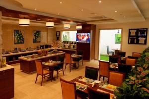 Televiisor ja/või meelelahutuskeskus majutusasutuses Lemon Tree Hotel Coimbatore