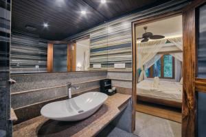 حمام في Elixir Hills Suites Resort and Spa