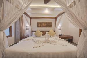 سرير أو أسرّة في غرفة في Elixir Hills Suites Resort and Spa