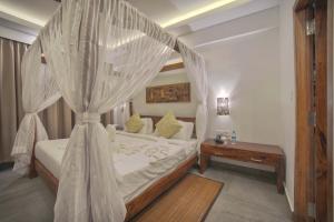 سرير أو أسرّة في غرفة في Elixir Hills Suites Resort and Spa