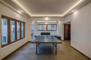 مرافق تنس الطاولة في Elixir Hills Suites Resort and Spa أو بالجوار
