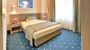 a hotel room with a bed and a table and a window at St.Joseph Hotel Hamburg - Reeperbahn St.Pauli Kiez in Hamburg