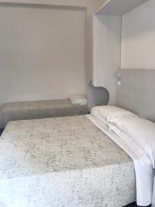 Letto o letti in una camera di Hotel Nelson