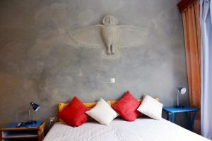 Кровать или кровати в номере Mia's cozy flat in Ermou, 3 min from "Monastiraki"