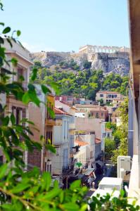 vista su una città con una montagna sullo sfondo di Mia's cozy flat in Ermou, 3 min from "Monastiraki" ad Atene