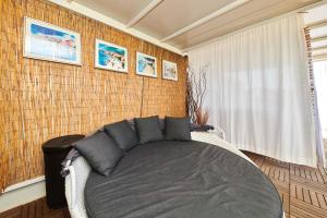 En eller flere senge i et værelse på Superior Mobile Homes in Camping Kastanija