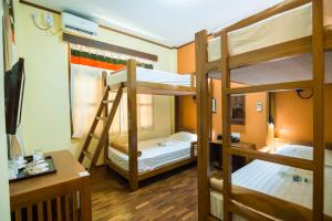 Двухъярусная кровать или двухъярусные кровати в номере Bagan Empress Hotel
