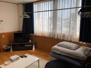 TV a/nebo společenská místnost v ubytování Kurashiki Base Inarimachi