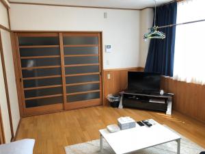 TV a/nebo společenská místnost v ubytování Kurashiki Base Inarimachi